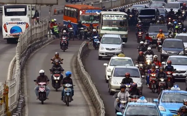 Kembali Tertangkap Kamera, Jalur Busway 'Dijajah' yang Tidak Berhak. Bahkan Berani Berlawanan Arah 8