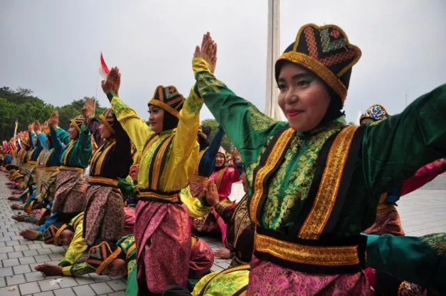 Pagelaran Saman 10.001 Penari Pecahkan Rekor MURI! Kamu Harus Tahu Filosofi Mendalam dari Tarian Ini 17