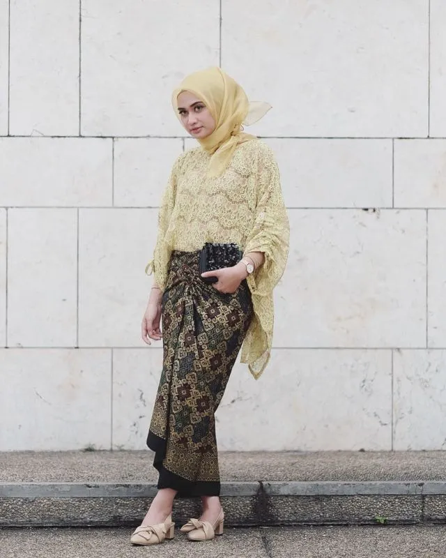 Ini Lho, Hijab Organza Berbahan Mirip Kaca Mengilap yang Lagi Ngetren di Kalangan Hijaber 27