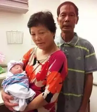 Ditinggal Mati Suaminya 3 Tahun Lalu, Wanita Ini Melahirkan Seorang Anak dari Mendiang Suaminya 6