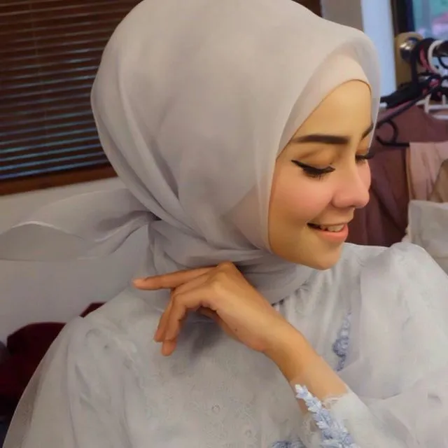 Ini Lho, Hijab Organza Berbahan Mirip Kaca Mengilap yang Lagi Ngetren di Kalangan Hijaber 18