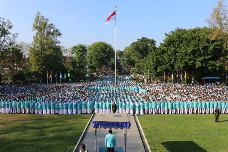 Mahasiswa Baru dari UNS Bikin Atraksi yang Pecahkan Rekor MURI. Selamat Tinggal Ospek Kuno! 6