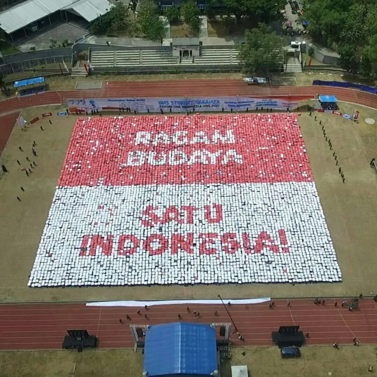 Mahasiswa Baru dari UNS Bikin Atraksi yang Pecahkan Rekor MURI. Selamat Tinggal Ospek Kuno! 4