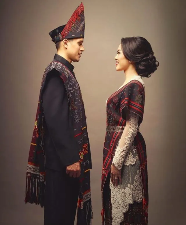 Khidmatnya Sesi Prewedding Menggunakan Pakaian Adat Daerah, 16 Inspirasinya Ini Bikin Terperangah! 20