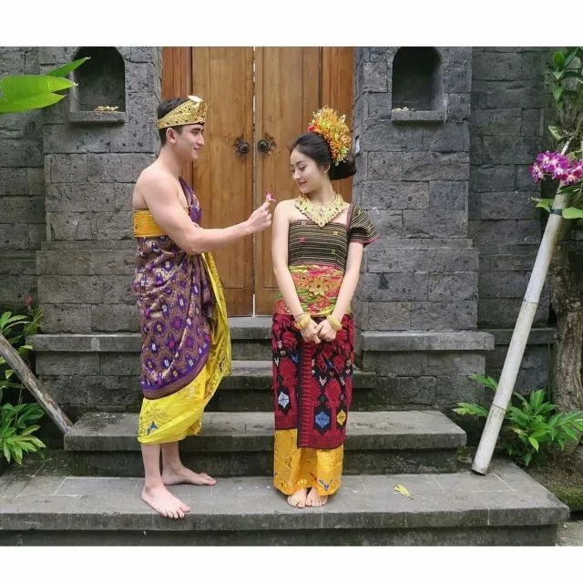 Khidmatnya Sesi Prewedding Menggunakan Pakaian Adat Daerah, 16 Inspirasinya Ini Bikin Terperangah! 29