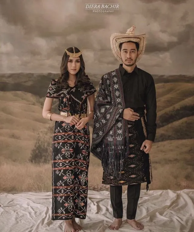 Khidmatnya Sesi Prewedding Menggunakan Pakaian Adat Daerah, 16 Inspirasinya Ini Bikin Terperangah! 18