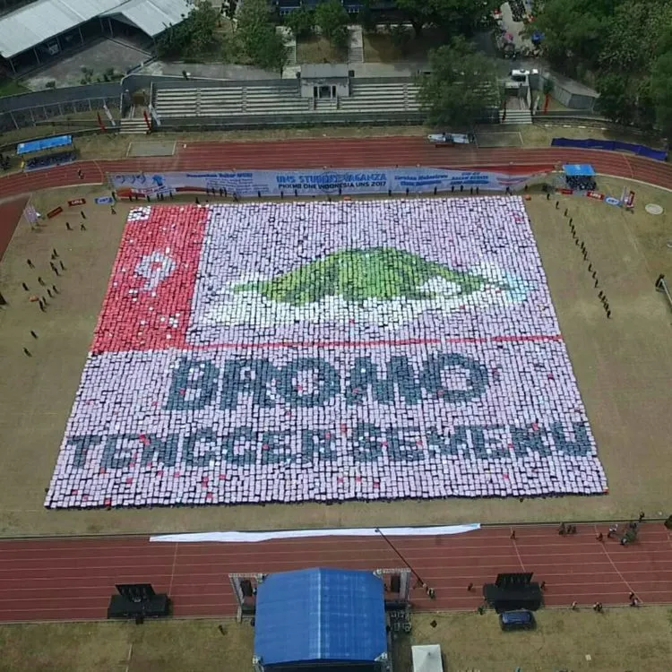 Mahasiswa Baru dari UNS Bikin Atraksi yang Pecahkan Rekor MURI. Selamat Tinggal Ospek Kuno! 5