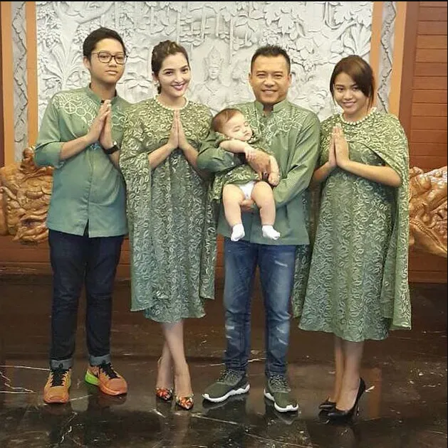10 Inspirasi Seragam Keluarga untuk Segala Acara. Biarpun Kembaran Namun Tetap Istimewa 13