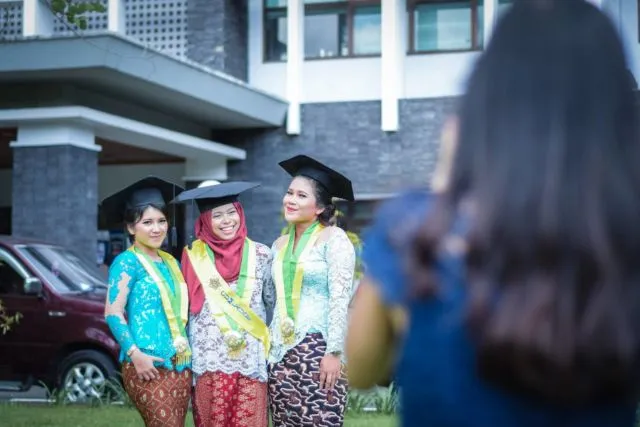 13 Inspirasi Spot Outdoor untuk Foto Wisuda. Biar Lebih Berkesan dan Hasilnya Tetap Istimewa 17