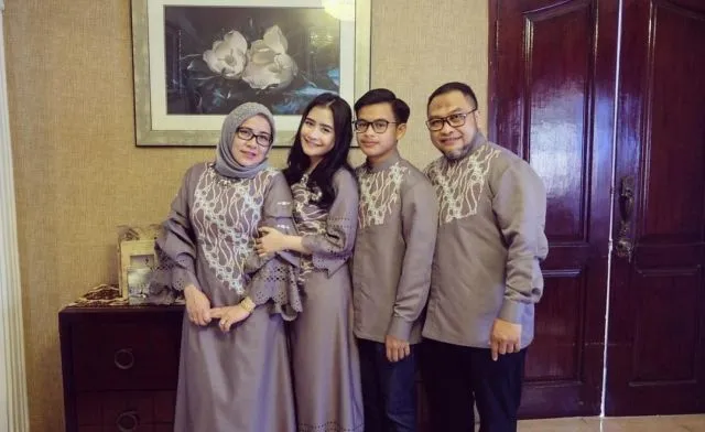 10 Inspirasi Seragam Keluarga untuk Segala Acara. Biarpun Kembaran Namun Tetap Istimewa 14