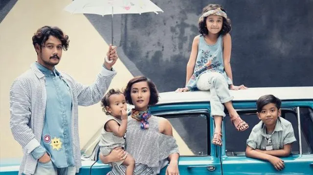 10 Inspirasi Seragam Keluarga untuk Segala Acara. Biarpun Kembaran Namun Tetap Istimewa 15