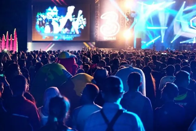 7 Perbedaan Nonton Konser sama Gebetan dan Teman. Kamu Gini Juga Nggak? 17