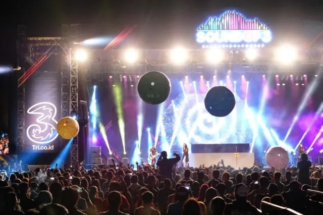 7 Perbedaan Nonton Konser sama Gebetan dan Teman. Kamu Gini Juga Nggak? 20