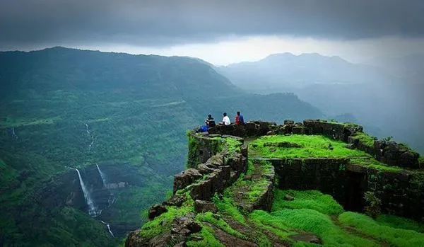Kalavantin Durg, Benteng dengan Trek Tangga Curam Paling Berbahaya di Dunia. Ngilu Banget Liatnya! 8