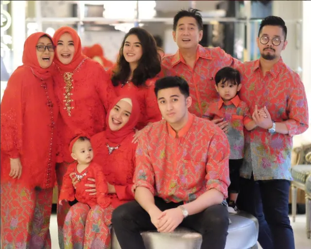 10 Inspirasi Seragam Keluarga untuk Segala Acara. Biarpun Kembaran Namun Tetap Istimewa 17