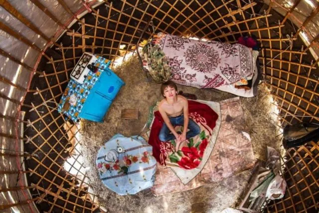 Fotografer Ini Memotret Kamar Tidur dari Berbagai Negara di Dunia. Bisa Banyak Belajar Budaya Lain! 26