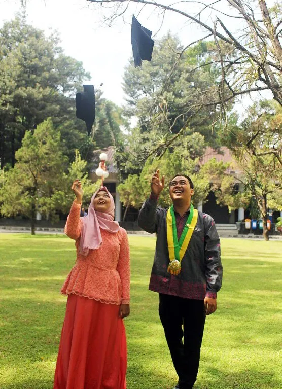 13 Inspirasi Spot Outdoor untuk Foto Wisuda. Biar Lebih Berkesan dan Hasilnya Tetap Istimewa 20