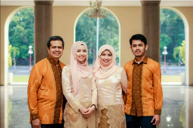 10 Inspirasi Seragam Keluarga untuk Segala Acara. Biarpun Kembaran Namun Tetap Istimewa 19
