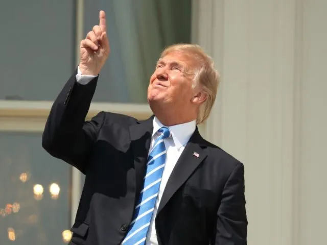 Trump Tonton Gerhana Matahari Tanpa Kacamata. Entah Sakti atau Ceroboh Nih, Bukannya Bahaya Ya?! 4