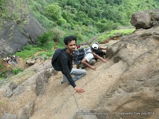 Kalavantin Durg, Benteng dengan Trek Tangga Curam Paling Berbahaya di Dunia. Ngilu Banget Liatnya! 7