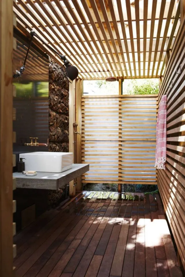 15 Inspirasi Desain Kamar Mandi Pedesaan Outdoor 26