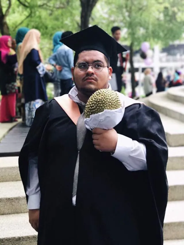 Alih-alih Dapat Bunga, Wisudawan Ini Malah Dapat Buket Durian dari Teman-temannya. Kocak Sih Ini 4