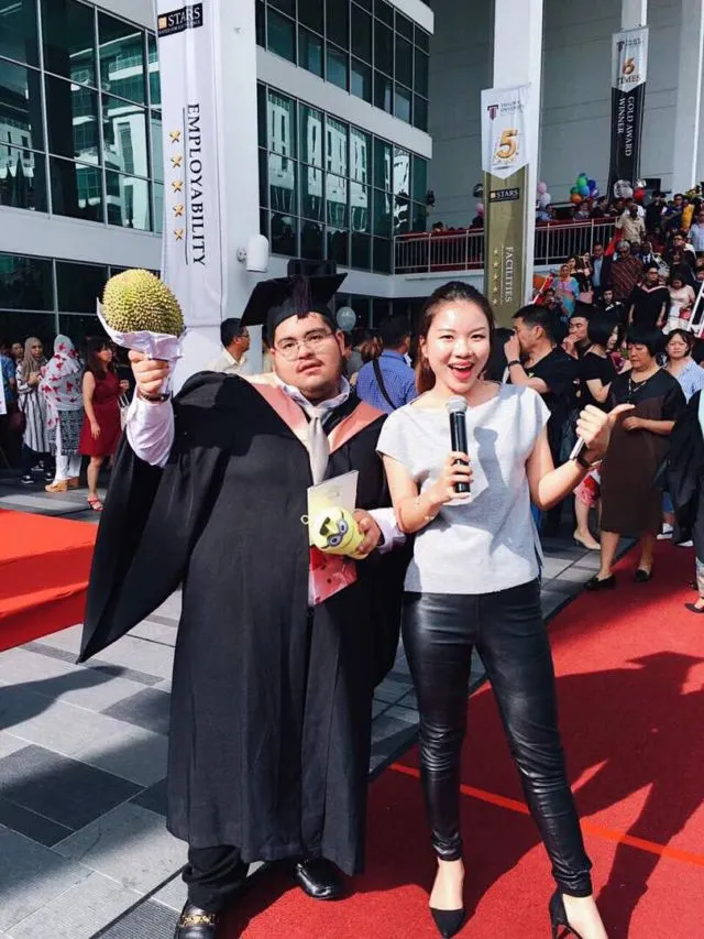 Alih-alih Dapat Bunga, Wisudawan Ini Malah Dapat Buket Durian dari Teman-temannya. Kocak Sih Ini 5