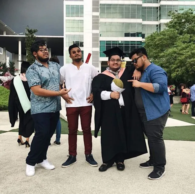 Alih-alih Dapat Bunga, Wisudawan Ini Malah Dapat Buket Durian dari Teman-temannya. Kocak Sih Ini 6