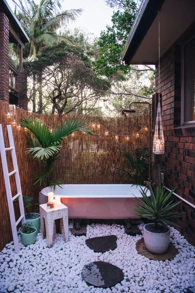 15 Inspirasi Desain Kamar Mandi Pedesaan Outdoor 34