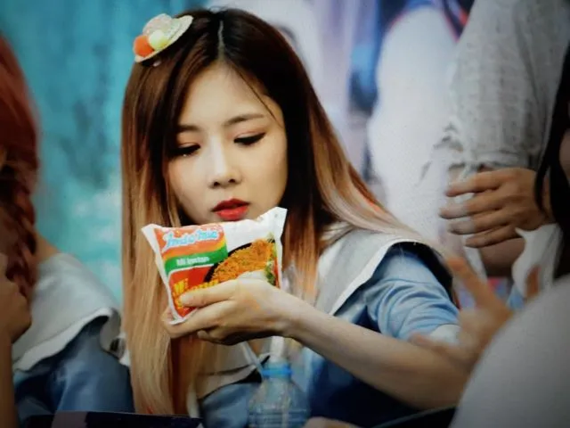 Anggota Girlband Terkenal Korea Dapat Hadiah Indomie Goreng dari Indonesia. Lihat Deh Reaksinya! 7