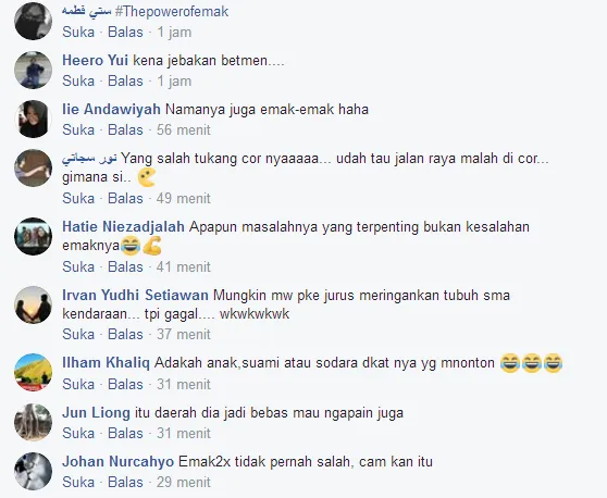 The Power of Emak-emak Beraksi Lagi. Terjebak Aspal Basah, Warganet Bilang Aspalnya yang Salah! 7