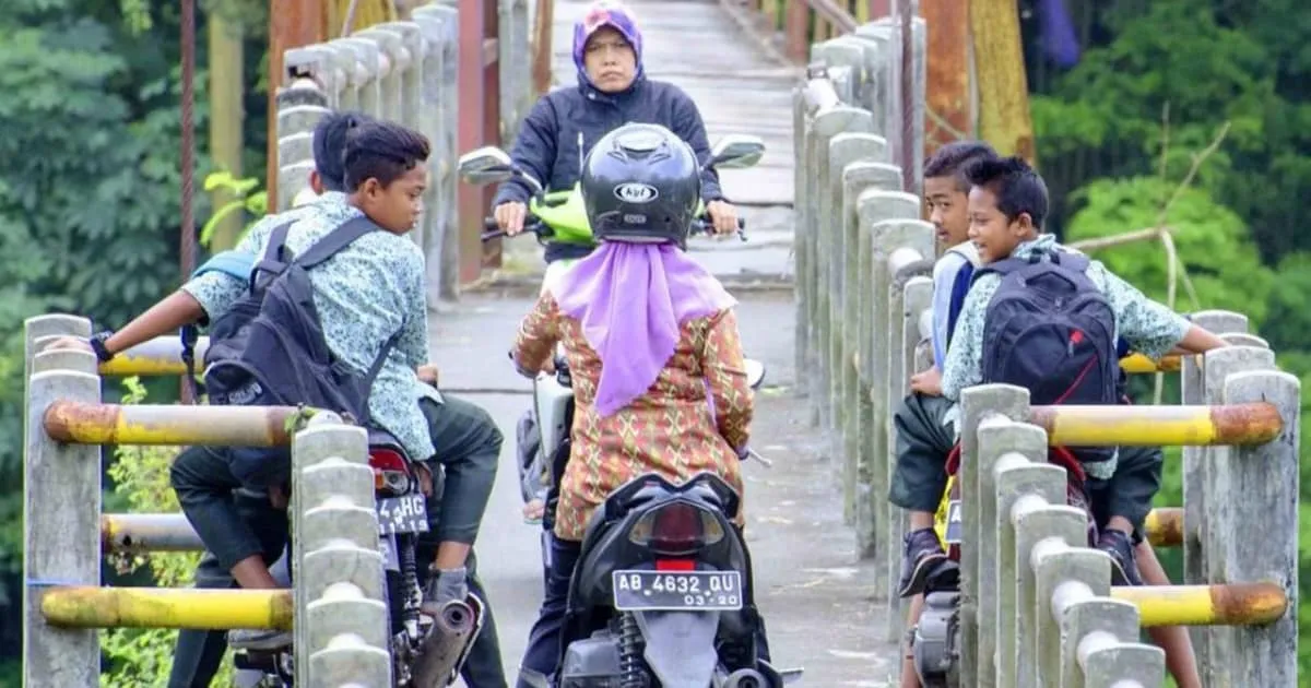 The Power of Emak-emak Beraksi Lagi. Terjebak Aspal Basah, Warganet Bilang Aspalnya yang Salah! 5