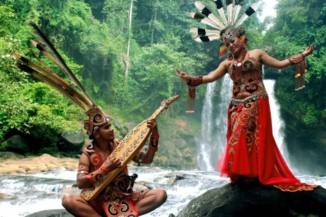Khidmatnya Sesi Prewedding Menggunakan Pakaian Adat Daerah, 16 Inspirasinya Ini Bikin Terperangah! 27