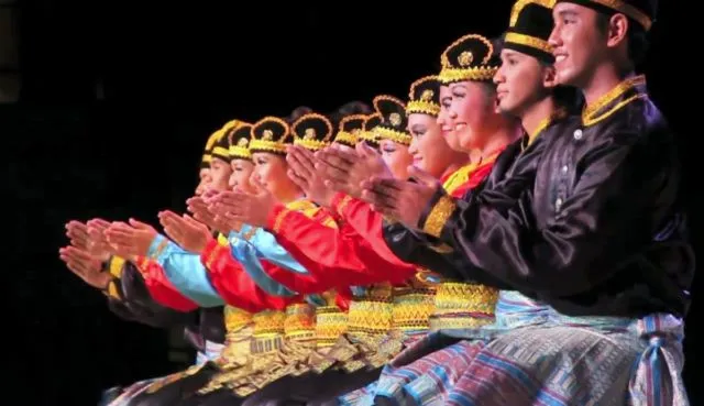 Pagelaran Saman 10.001 Penari Pecahkan Rekor MURI! Kamu Harus Tahu Filosofi Mendalam dari Tarian Ini 12