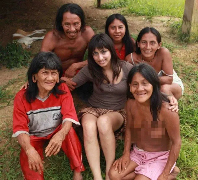 Lagi Traveling, Wanita Cantik Ini Malah Dinikahi Kepala Suku. Begini Nasibnya Kini... 4