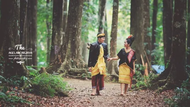 Khidmatnya Sesi Prewedding Menggunakan Pakaian Adat Daerah, 16 Inspirasinya Ini Bikin Terperangah! 19
