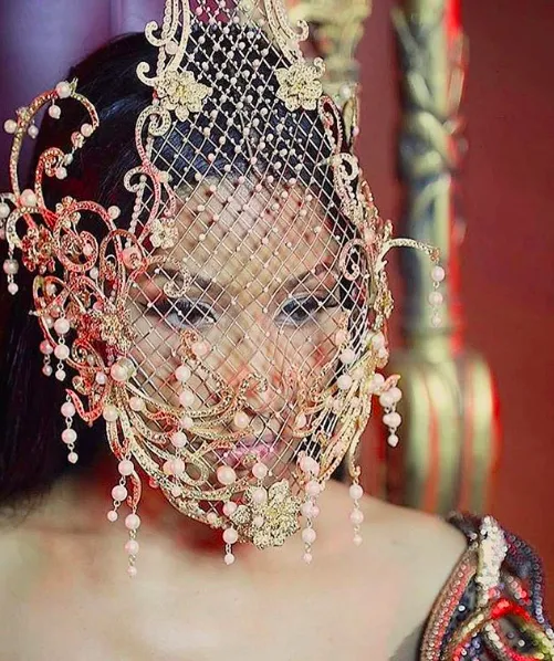 Sederet Artis Internasional yang Pakai Aksesori Desainer Indonesia Rinaldy Yunardi. Dari Kylie Hingga Nicki Minaj 13