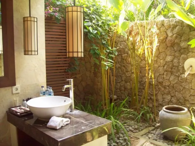 15 Inspirasi Desain Kamar Mandi Pedesaan Outdoor 27