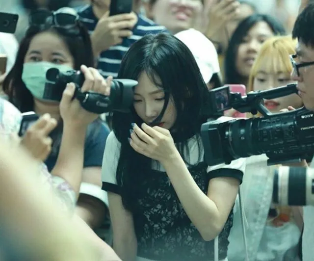 Diundang ke Countdown Asian Games di Indonesia, Taeyeon SNSD Geram dengan Ulah Fans di Bandara! 6