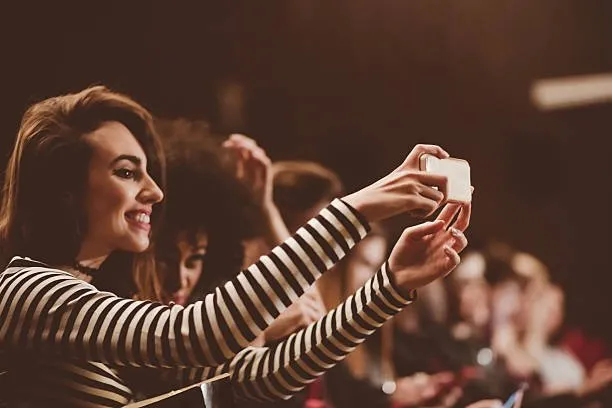 7 Perbedaan Nonton Konser sama Gebetan dan Teman. Kamu Gini Juga Nggak? 18