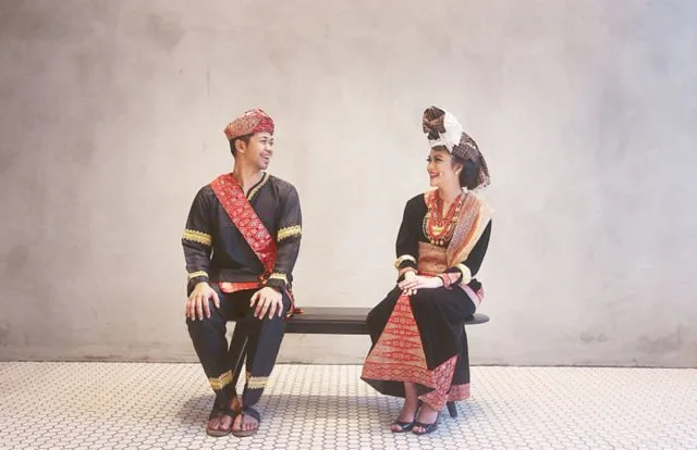 Khidmatnya Sesi Prewedding Menggunakan Pakaian Adat Daerah, 16 Inspirasinya Ini Bikin Terperangah! 23