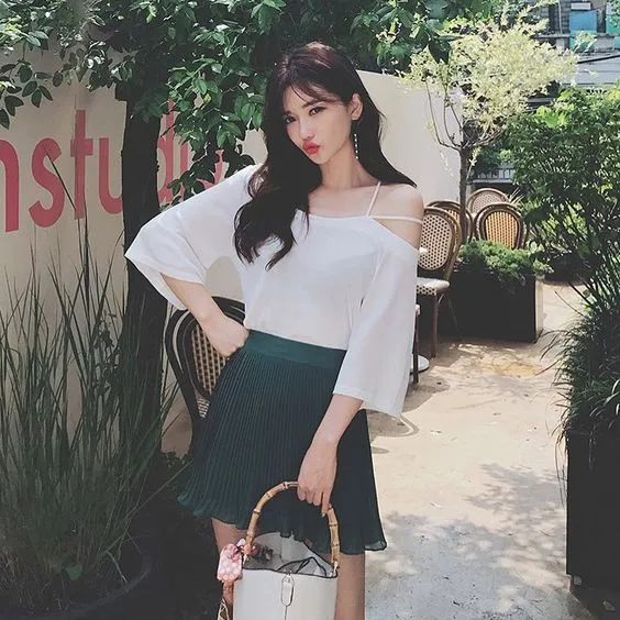 Mau Penampilanmu Jadi Trendi ala Cewek Korea? Coba Saja 10 Padu Padan A-line Skirt Berikut Ini 20
