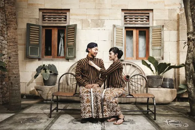 Khidmatnya Sesi Prewedding Menggunakan Pakaian Adat Daerah, 16 Inspirasinya Ini Bikin Terperangah! 31