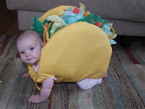 13 Parade Foto Bayi dengan Kostum yang Unik. Mulai 'Dilipat' dalam Sandwich Sampai Baju Monyet. Aih Lucu! 24