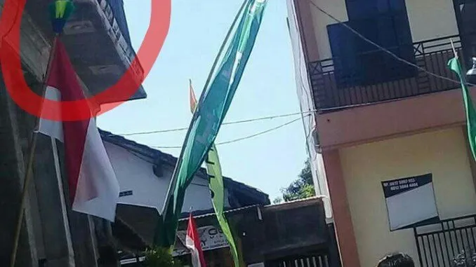 Seorang Warga Kibarkan Bendera Merah-Putih dengan Gagang Sapu. Bebas Sih Tapi Nggak Gini Juga Kali! 4