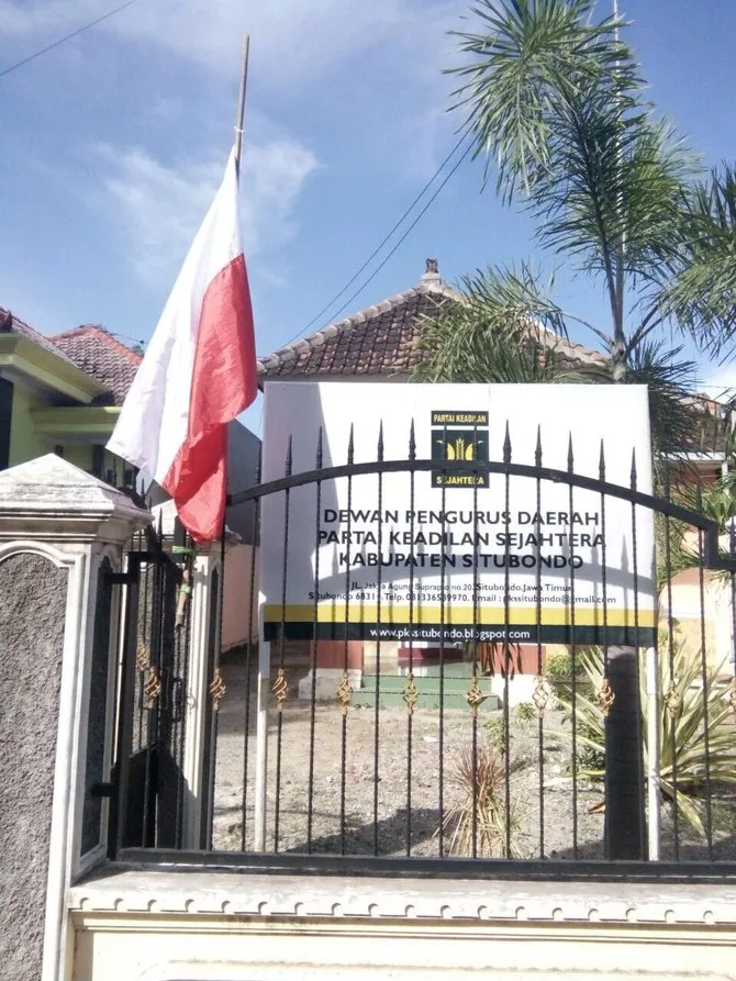 Seorang Warga Kibarkan Bendera Merah-Putih dengan Gagang Sapu. Bebas Sih Tapi Nggak Gini Juga Kali! 5