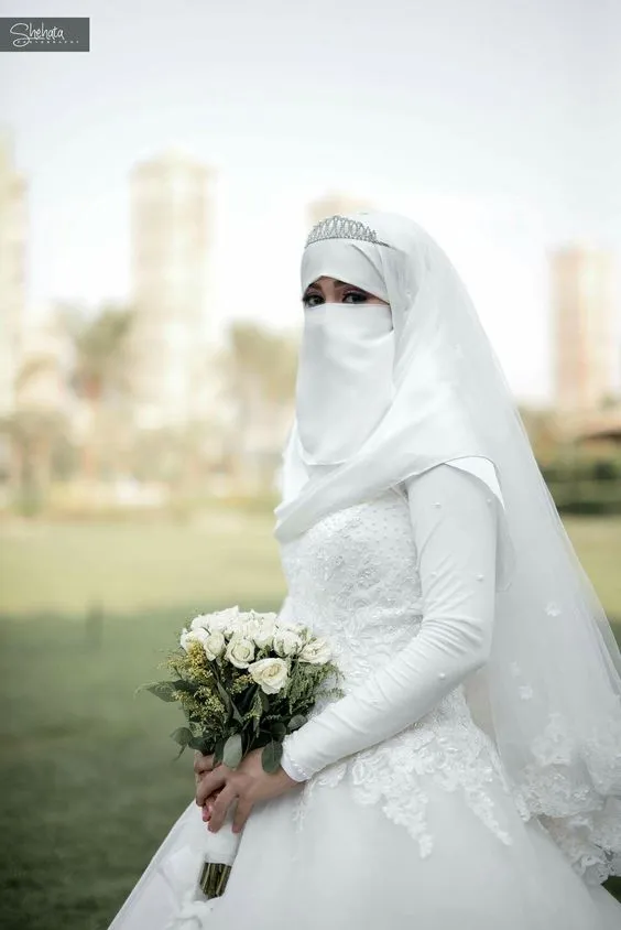 Galeri 15 Inspirasi Gaun Pengantin Bercadar. Tampil Menawan Meski Wajah Tidak Terpapar 27