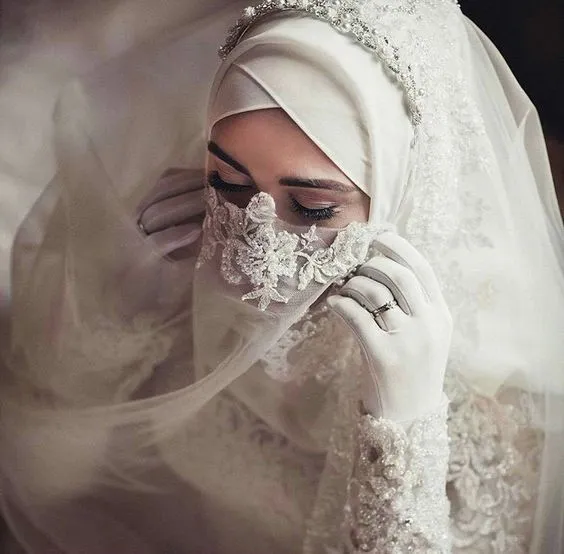 Galeri 15 Inspirasi Gaun Pengantin Bercadar. Tampil Menawan Meski Wajah Tidak Terpapar 19