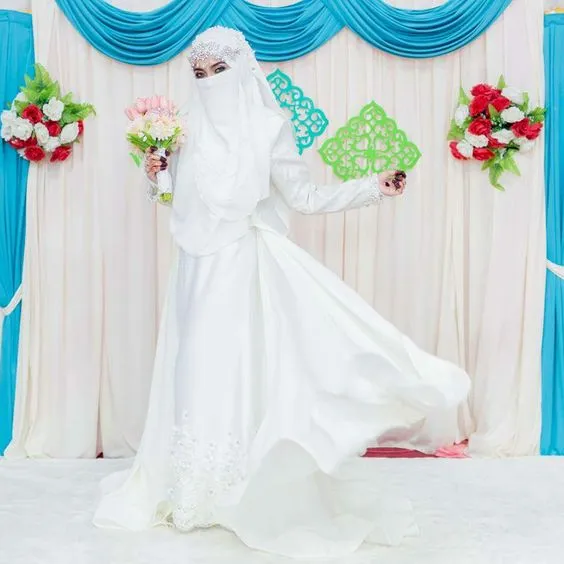 Galeri 15 Inspirasi Gaun Pengantin Bercadar. Tampil Menawan Meski Wajah Tidak Terpapar 28