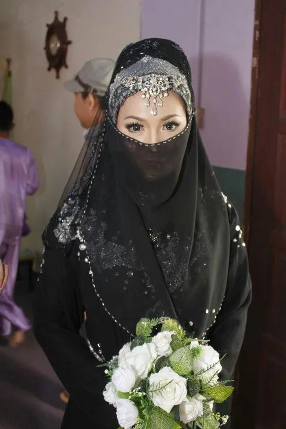 Galeri 15 Inspirasi Gaun Pengantin Bercadar. Tampil Menawan Meski Wajah Tidak Terpapar 29